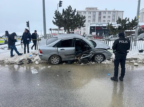 Yozgat’ta iki otomobil çarpıştı: 1 ölü, 1 yaralı!